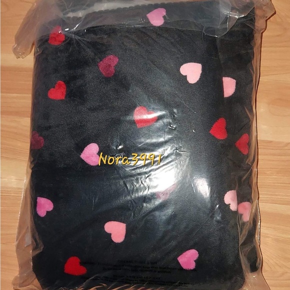 Victoria secret Sherpa Blanket NIP - Picture 4 of 4